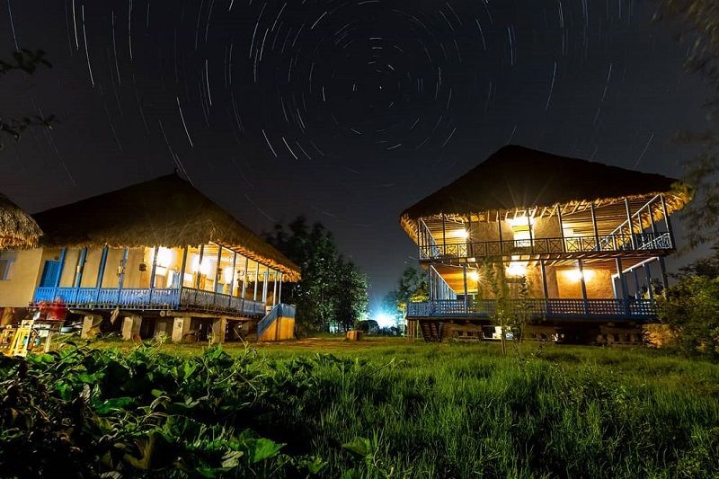 اقامتگاه بوم گردی قدیم خونه گیلان در شب؛ منبع عکس: صفحه اینستاگرام Ghadimkhoone. عکاس: نامشخص